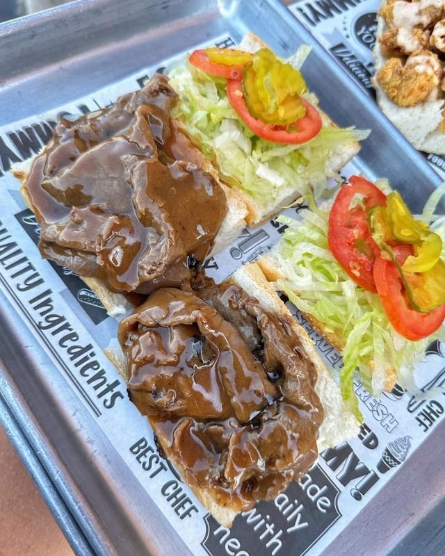 Regular Roastbeef & Gravy Poboy.